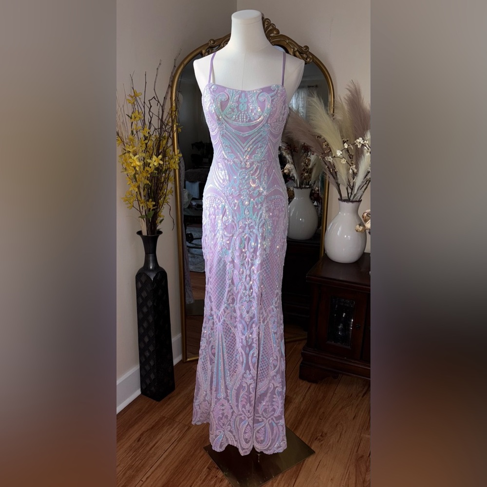 JULES AND CLEO
Scoop Neck Sequin Patterned Sheath with Slit NWOT